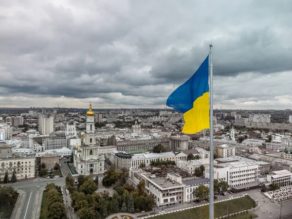 Bandera Ucrania Primer Plano Con Otoño Incoloro Épico Paisaje Nublado —  Fotos de Stock