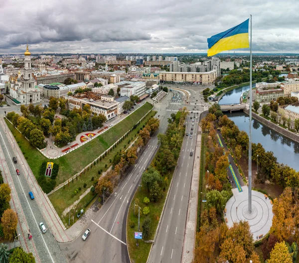 Högsta Flaggstång Med Flagga Ukraina Höst Färgglada Stad Antenn Bred — Stockfoto