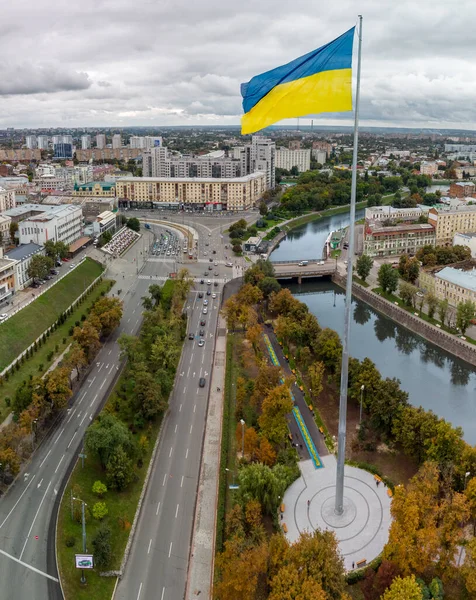 Ukrayna bayrağı, Ukrayna 'nın başkenti Kharkiv' de Skver Strilka, Lopan seti yakınlarındaki caddelerin kesiştiği yerde sonbahar şehri panoramik manzarası.