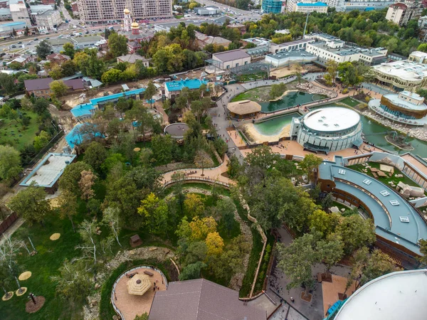 Sonbahar şehri havacılığı Harkiv hayvanat bahçesi parkına tepeden bakıyor. Etrafı yeşillik ve yürüyüş yollarıyla çevrili. Ukrayna 'da dinlenme alanı