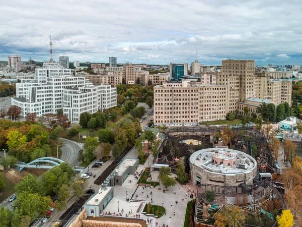 秋天的城市空中景观 Klochkivskyj下降与人行天桥靠近动物园 乌克兰哈尔科夫的Derzhprom和Karazin国立大学具有史诗般的云雾景观的建筑 — 图库照片