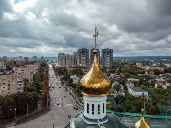 Beyaz Hıristiyan Kilisesi Haçlı Altın Kubbesi Destansı Bulutlu Havadan Yakından — Stok fotoğraf