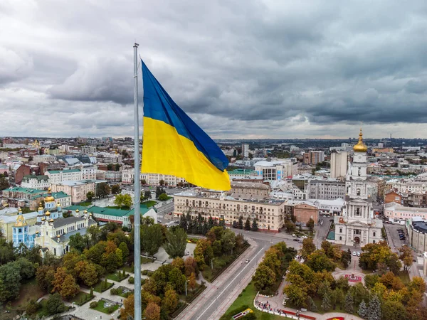 Zászló Ukrajna Európában Közelkép Drámai Szürke Felhős Táj Városi Légi — Stock Fotó