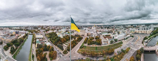 Вищий Прапор України Епічним Сірим Хмарочосом Широкий Міський Краєвид Осінню — стокове фото