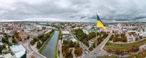 Höchste Flagge Der Ukraine Mit Epischer Grauer Wolkenlandschaft Weites Stadtpanorama — Stockfoto