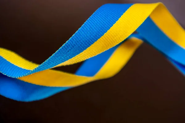 黄色和蓝色 乌克兰国旗颜色 深色镜面玻璃纤维带 背景反射 庆祝国家独立的标志 — 图库照片