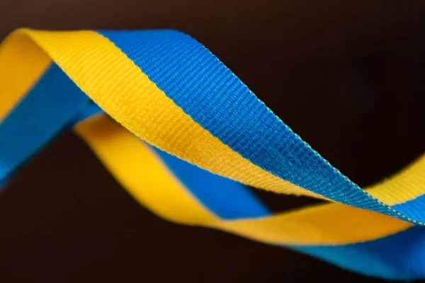 黄色和蓝色 乌克兰国旗颜色 深色镜面玻璃纤维带 背景反射 乌克兰国家独立庆祝标志 — 图库照片