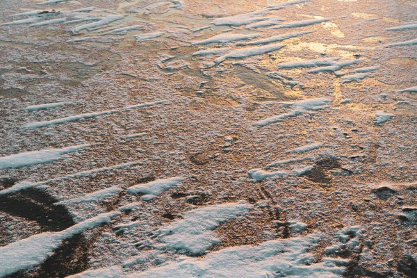 얼어붙은 빙판깊은 표면은 오렌지 배경으로 반짝이고 — 스톡 사진