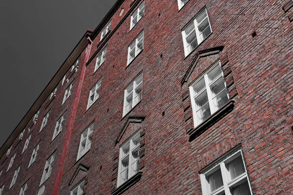 Ladrillos Piedra Roja Ventanas Blancas Edificio Casa Las Calles Ciudad —  Fotos de Stock