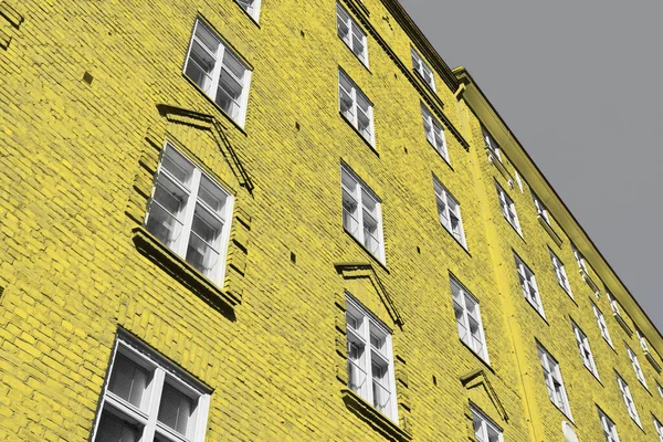 在赫尔辛基欧洲裔城市的街道上 砖头白色的窗户盖起了房屋 颜色极致灰暗 灯火通明 2021年色彩的建筑构图很好 — 图库照片