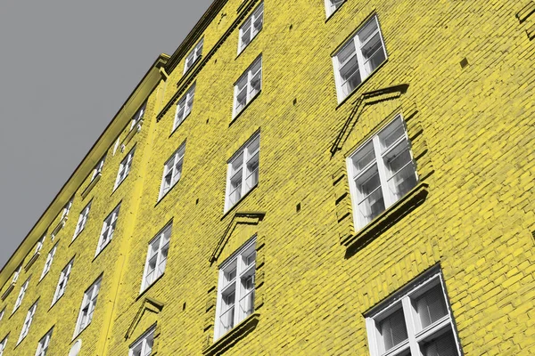 在赫尔辛基欧洲裔城市的街道上 砖头白色的窗户盖起了房屋 颜色极致灰暗 灯火通明 2021年色彩艳丽的建筑 — 图库照片