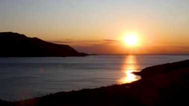 Ege kıyısındaki Atina yakınlarındaki Yunanistan köyünde portakal renkli günbatımı zaman çizelgesi videosu. Yaz tatilini hızlandırmak Akşam tatilini hızlandırmak