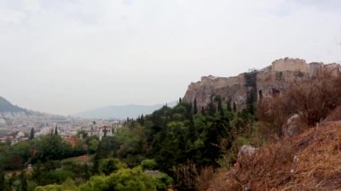 Sisli yaz gününde Atina 'nın tarihi şehir merkezinin panoramik manzarası. Akropolis 'teki Temple Parthenon antik şehir merkezinde, Yunanistan' da, Avrupa 'yı geziyor. Sağdan sola