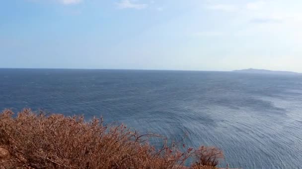 日没の光の中で青いギリシャエーゲ海とポセイドン神殿の高い岩の海岸崖のビュー 夏の旅行海洋景観 — ストック動画