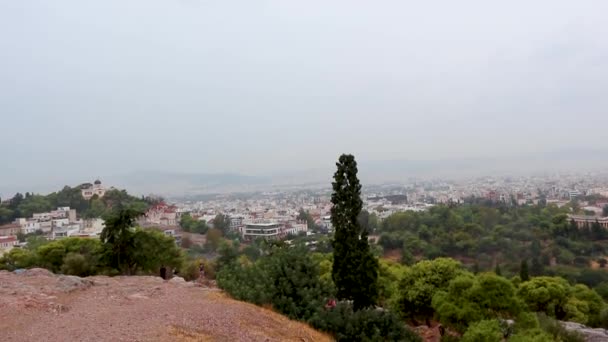 霧のような雨の夏の日にアテネの歴史的な中心街の通りのパノラマビュー 古代都市中心部の丘 ギリシャ ヨーロッパ旅行 左から右へ — ストック動画