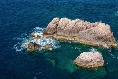 Mavi İyon denizindeki büyük kayalar berrak ve canlı sularda. Yunanistan 'ın Lefkada adasında yaz doğası. Üst hava görüntüsü