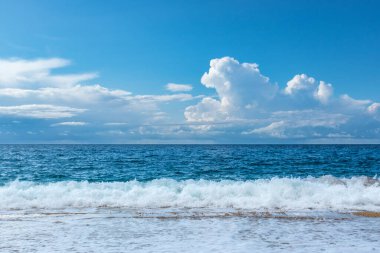 Sahilde mavi fırtına dalgaları ve Yunanistan 'ın Lefkada adasının sahillerinde destansı bulut manzaralı beyaz köpük. İyon Denizi 'ne yaz tatili