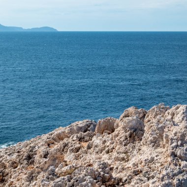 Rocky dik uçurum mavi renkli İyon deniz manzaralı yakın görüntü. Yunanistan 'ın Lefkada adasında yaz doğası