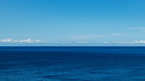 Yunanistan Mavi Yon Deniz Manzarası Gökyüzü Manzarası Dalgalanan Derin Mavi — Stok fotoğraf