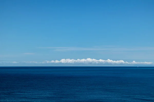 Yunanistan Mavi Yon Deniz Manzarası Gökyüzü Manzarası Koyu Mavi Yüzeyinde — Stok fotoğraf