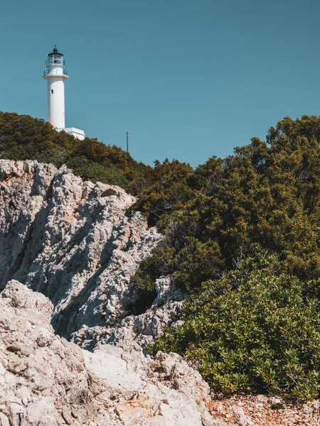 Phare Sur Falaise Rocheuse Avec Verdure Estivale Ciel Bleu Clair — Photo