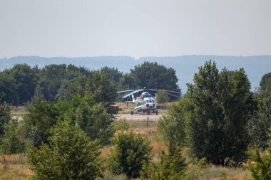 Mil Mi-8 (Hip), Sovyetler Birliği tarafından yeşil çalılıklarda kalkış alanında yapılmış orta büyüklükte bir ikiz türbin nakil helikopteri. Hava üssü yaz sahası, havaalanı havacılığı