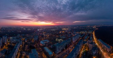 Hava günbatımı manzaralı canlı manzara Kharkiv şehri, Pavlove direği. İkamet bölgesinin aydınlık sokaklarında gece ışıkları ve gün batımından sonra bulutlu gökyüzü.