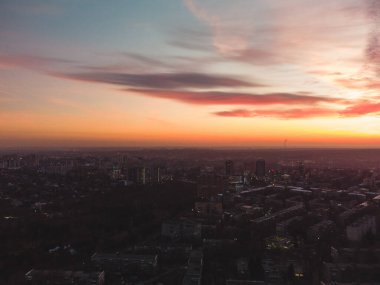Gökyüzü destansı manzaralı, canlı günbatımı manzarası. Kharkiv şehir merkezi, Pavlove sırıkla yerleşim bölgesi sokakları akşam ışığında