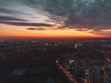 Gökyüzü destansı gökyüzü ile gün batımının canlı karanlık görüntüsü. Kharkiv şehir merkezi, Pavlove direği, botanik bahçesi. İkametgah sokakları ve akşam ışığında binalar