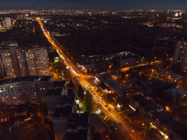 Sarzhyn Yar yakınlarındaki Harkiv şehir merkezi caddelerinde gece lambaları olan hava akşam manzarası. Pavlove Bölgesi sakinleri, geceleri gökyüzünden uzun pozlu binalar inşa ederler.