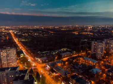 Harkiv şehir merkezindeki hava akşam manzarası eğlence parkı Sarzhyn Yar 'ın yanındaki gece lambalarıyla. Yerleşim bölgesi, destansı mavi gökyüzü manzaralı manzara