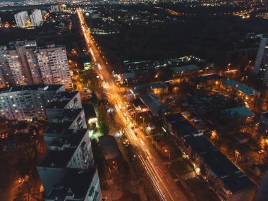 Kharkiv şehir merkezindeki hava akşam manzarası ve gece lambaları ile köprü. Pavlove Pole semtinde araba sürüyor. Geceleri gökyüzünden binalar ve uzun pozlar