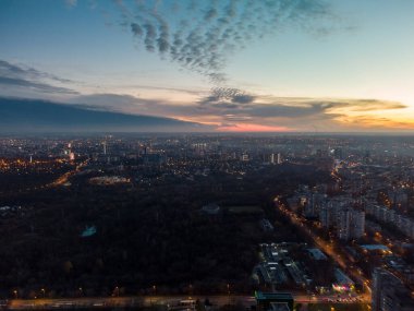 Kharkiv şehir merkezi eğlence parkı Sarzhyn Yar 'ın konut semtinin sokaklarında gece lambaları, destansı gökyüzü manzaralı günbatımı manzarası
