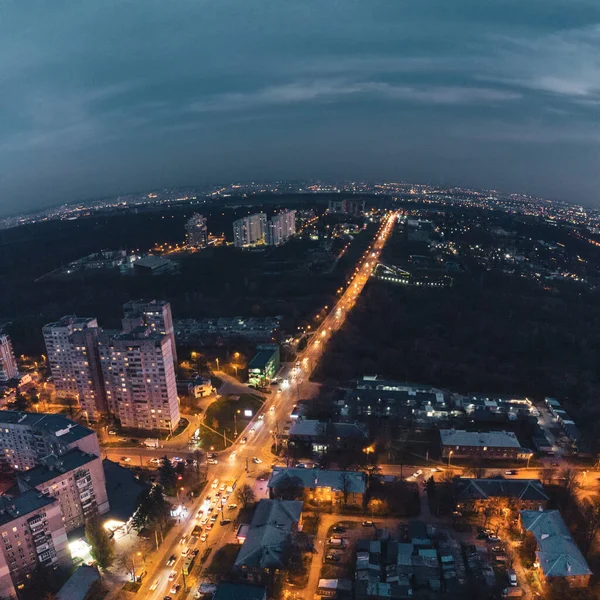 Kharkiv şehir merkezi caddelerinde, Sarzhyn Yar yakınlarında gece lambaları olan, akşam karanlığında balık gözü panoramik manzarası. Pavlovo 'nun yerleşim bölgesi. Geceleri gökyüzünden kutup binaları.