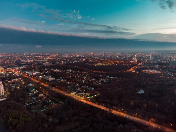 哈尔科夫市中心街道上的空中夜景 在萨尔津亚娱乐公园附近设有夜灯 住宅区 风景秀丽的日落与史诗般的蓝天景观 — 图库照片