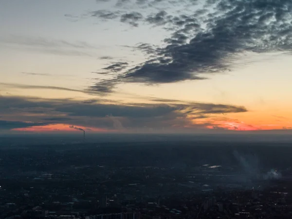 Lucht Donker Stemmig Bewolkt Zonsondergang Avonds Uitzicht Residentiële Stadsdeel Industriële — Stockfoto