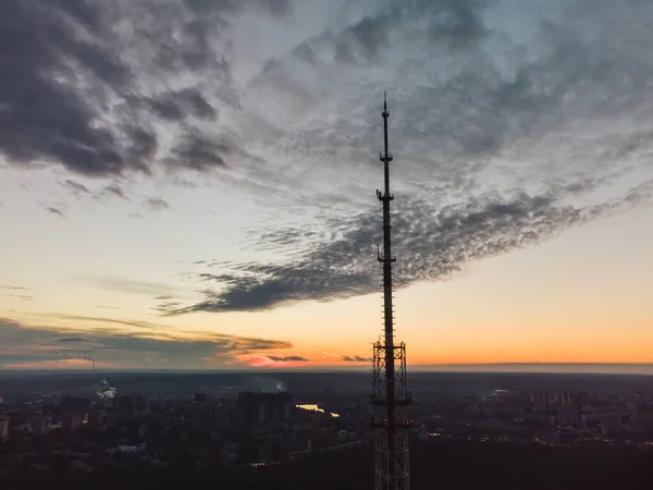 Luchtfoto Zonsondergang Avond Uitzicht Stad Donkere Telecommunicatie Toren Antenne Silhouet — Stockfoto