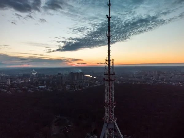 Vista Aérea Pôr Sol Noite Floresta Com Silhueta Antena Torre — Fotografia de Stock