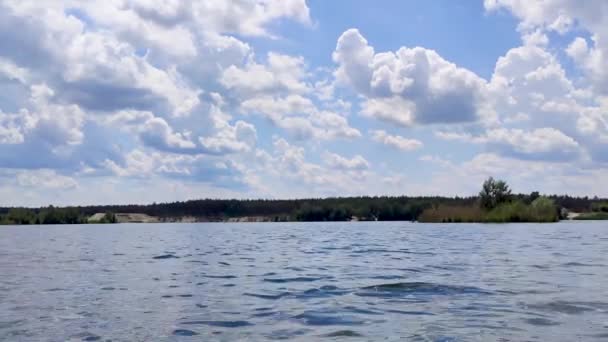 Blauw Water Schilderachtige Bewolkte Lucht Wild Meer Watergolven Oppervlak Close — Stockvideo