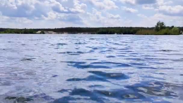 Água Azul Céu Nublado Cênico Lago Ondas Água Close Beleza — Vídeo de Stock