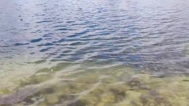 Klares Wasser Mit Sonnenstrahlen Auf Wellen Nahaufnahme Der Wilden Sandküste — Stockvideo