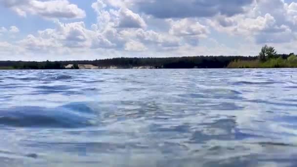 Blauw Water Met Schilderachtige Bewolkte Lucht Reflectie Wild Meer Watergolven — Stockvideo