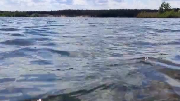 Água Azul Céu Nebuloso Cênico Lago Selvagem Ondas Água Refletiva — Vídeo de Stock