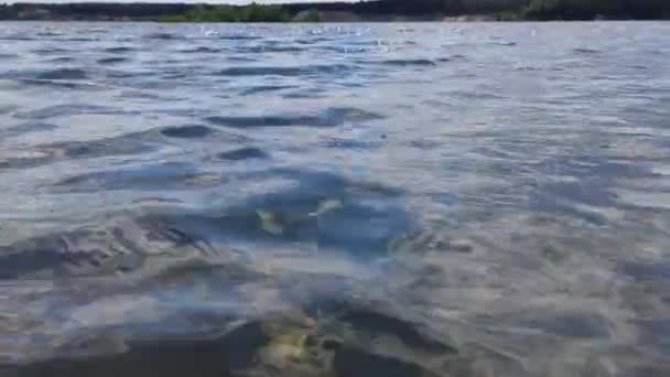Modrá Voda Lesklé Vlny Zblízka Oblačností Odrážející Povrchu Divokého Jezera — Stock video