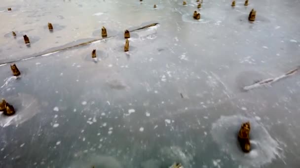 Ледяной Солнечный Живописный Пруд Ледяная Поверхность Воды Зимой Воздушный Низкий — стоковое видео