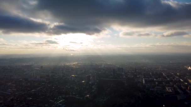 Nagranie Powietrza Przyspiesza Słońce Świecące Przez Epickie Chmury Nad Centrum — Wideo stockowe