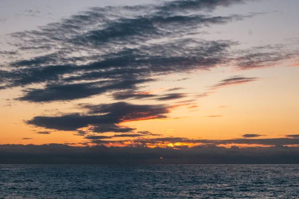Céu Por Sol Com Nuvens Roxas Escuras Acima Água Mar — Fotografia de Stock