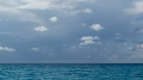 Mar Escuro Épico Com Nebulosidade Azul Praia Ilha Grécia Paisagem — Fotografia de Stock