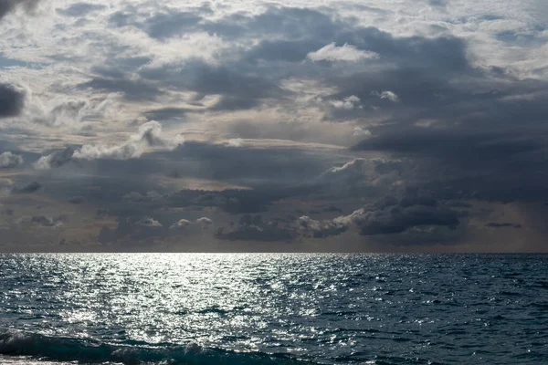 Mar Escuro Épico Brilhando Com Feixe Sol Com Paisagem Azul — Fotografia de Stock