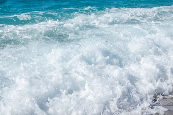 Des Vagues Brillantes Éclaboussent Près Avec Des Gouttelettes Mousse Blanche — Photo